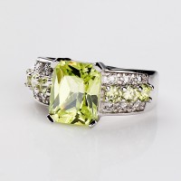 кольцо из серебра 925 пробы  с перидотом и цирконом